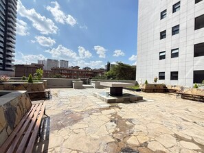 Terrace/patio - Cozy Kilimani 1 BR Apartment with a Heated Pool, Gym & Fast WiFi near Yaya (Nairobi)