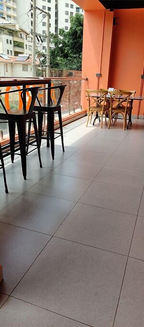 Outdoor dining - Cozy Kilimani 1 BR Apartment with a Heated Pool, Gym & Fast WiFi near Yaya (Nairobi)