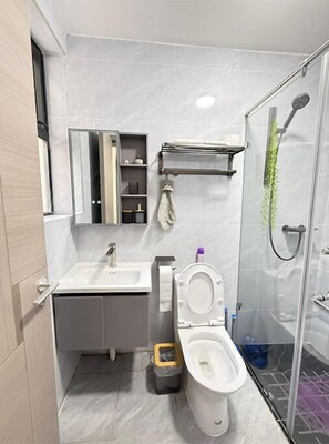 Regadera, toallas, jabón, papel de baño 