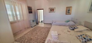 3 chambres, fer et planche Ă repasser, accĂšs Internet, draps fournis