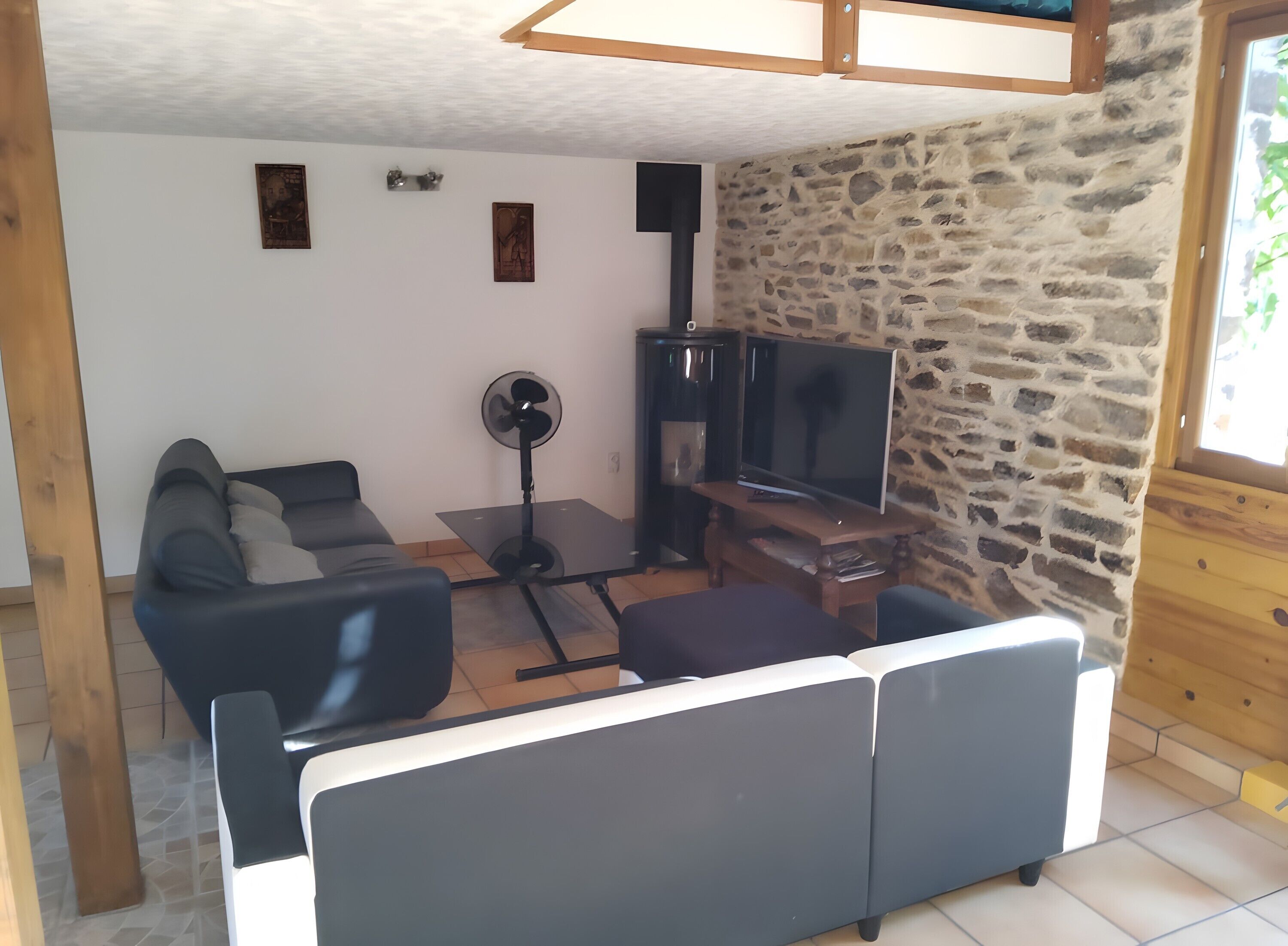 Una televisión, una mesa de tenis de mesa