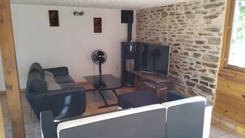 Una televisión, una mesa de tenis de mesa