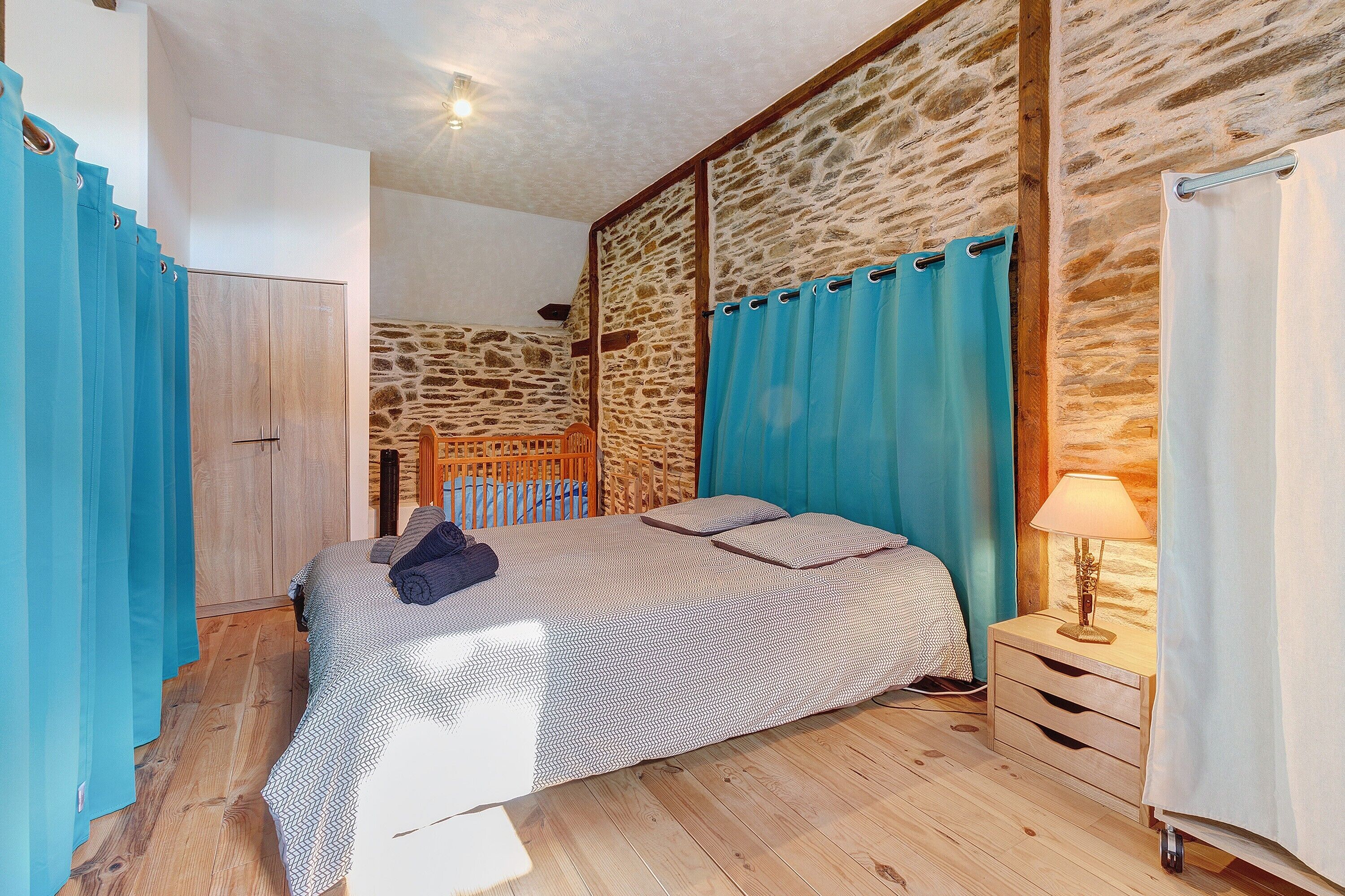 3 habitaciones, tabla de planchar con plancha, wifi y ropa de cama 