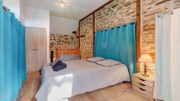 3 habitaciones, tabla de planchar con plancha, wifi y ropa de cama