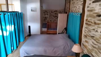 3 habitaciones, tabla de planchar con plancha, wifi y ropa de cama