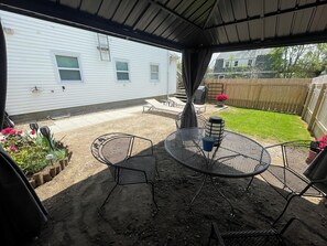 Outdoor dining - HEATHERS ON HIGH STREET
    KING BED/TWIN BED (Westerly)