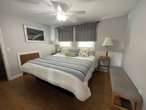 Iron/ironing board, WiFi, bed sheets - HEATHERS ON HIGH STREET
    KING BED/TWIN BED (Westerly)