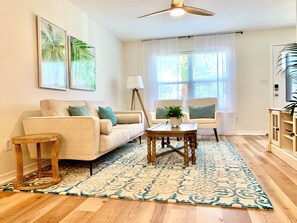 TV - Renovated, Charming Townhouse w/ Sound Views (Gulf Breeze)