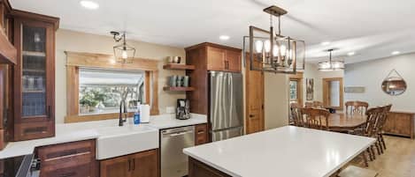 Una cocina moderna con armarios de madera, electrodomésticos de acero inoxidable y una isla grande.