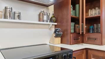 冰箱、微波炉、烤箱、炉灶