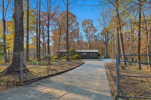 Property grounds - NEW Cabin on 3 Acres W/ Hot Tub+Sauna - Sleeps 8 (Travelers Rest)