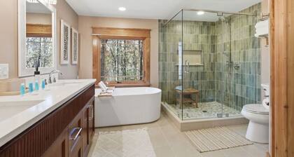 NEW Cabin on 3 Acres W/ Hot Tub+Sauna - Sleeps 8