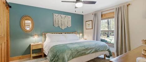 Escritorio, tabla de planchar con plancha, cuna de viaje y wifi