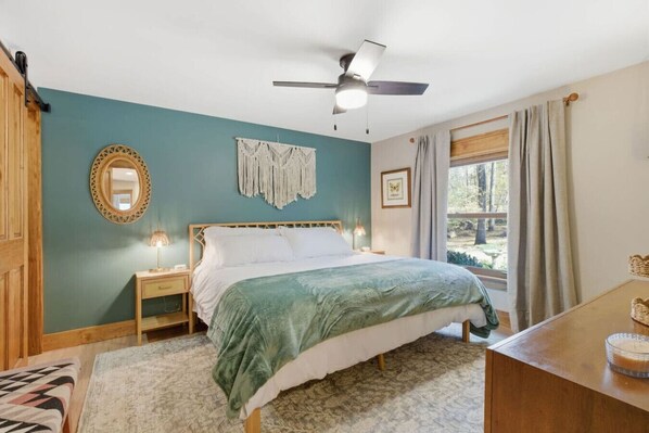 Desk, iron/ironing board, travel cot, WiFi - NEW Cabin on 3 Acres W/ Hot Tub+Sauna - Sleeps 8 (Travelers Rest)