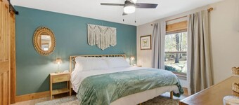 NEW Cabin on 3 Acres  W/ Hot Tub+Sauna - Sleeps 8