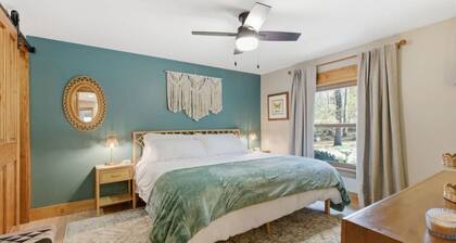 NEW Cabin on 3 Acres W/ Hot Tub+Sauna - Sleeps 8