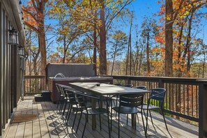 Outdoor dining - NEW Cabin on 3 Acres W/ Hot Tub+Sauna - Sleeps 8 (Travelers Rest)