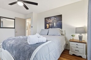 Desk, iron/ironing board, WiFi, bed sheets - 3 Bedroom House - Amazing Location, Pet Friendly! (Greer)
