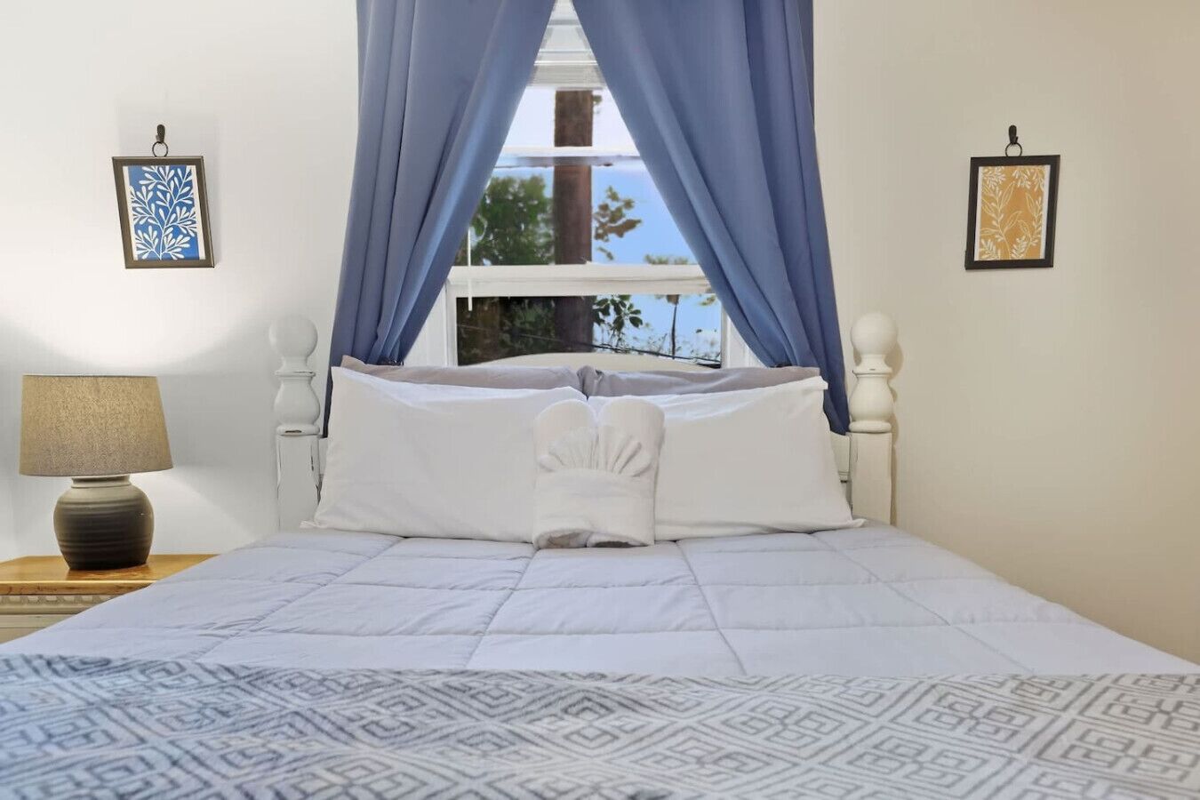 Desk, iron/ironing board, WiFi, bed sheets