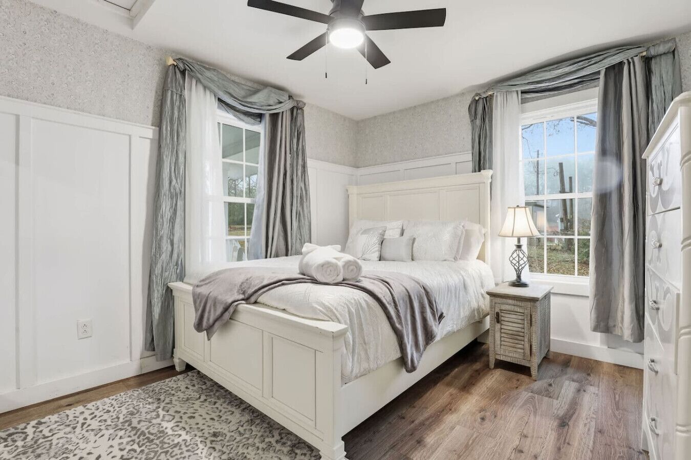 Desk, iron/ironing board, WiFi, bed sheets