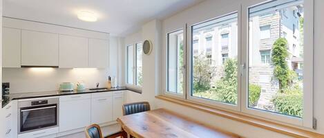 Frigorifero, microonde, forno, piano cottura