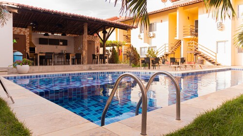 Apto com Wi Fi Garagem e Piscina a 100m da Praia