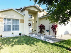 Exterior - 3-bedroom house in tranquil Clermont with cool AC (Clermont)