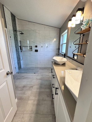 Shower, hair dryer, towels, soap - 3-bedroom house in tranquil Clermont with cool AC (Clermont)