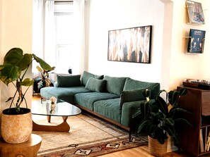 TV, books - Logan Sq 4BR Duplex • Garage • Sleeps 8 (Chicago)