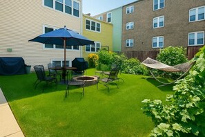 Outdoor dining - Logan Sq 4BR Duplex • Garage • Sleeps 8 (Chicago)