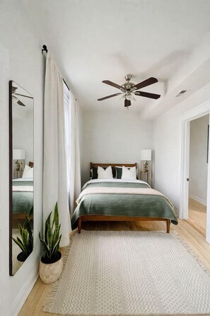 4 bedrooms, iron/ironing board, travel cot, WiFi - Logan Sq 4BR Duplex • Garage • Sleeps 8 (Chicago)