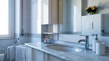 Dusche, Haartrockner, Bidet, Handtücher