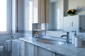Douche, sèche-cheveux, bidet, serviettes fournies