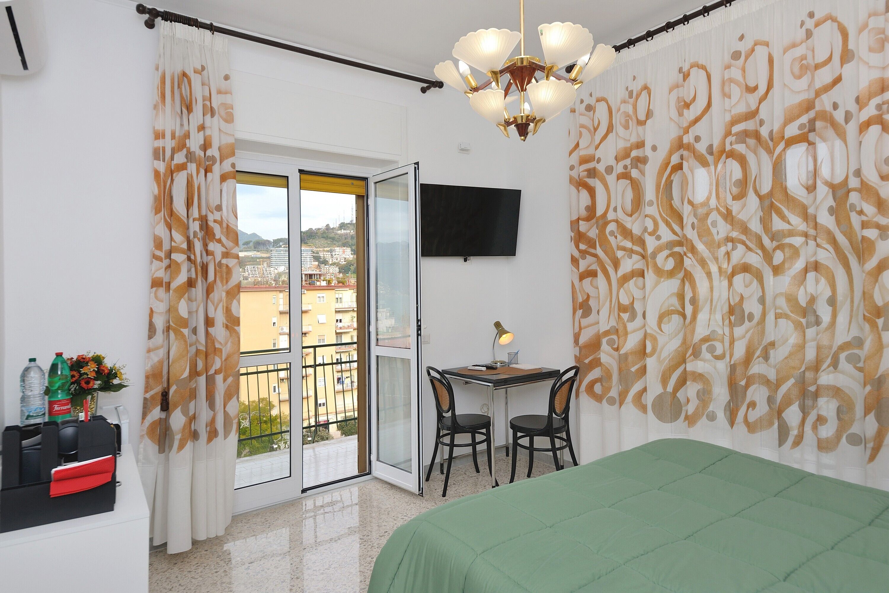 1 dormitori, caixa forta a l'habitació, wifi gratuïta i roba de llit 