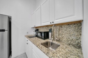 Private kitchen - Private Studio Near Hospital, Wi-Fi, Self Check-In (Lehigh Acres)