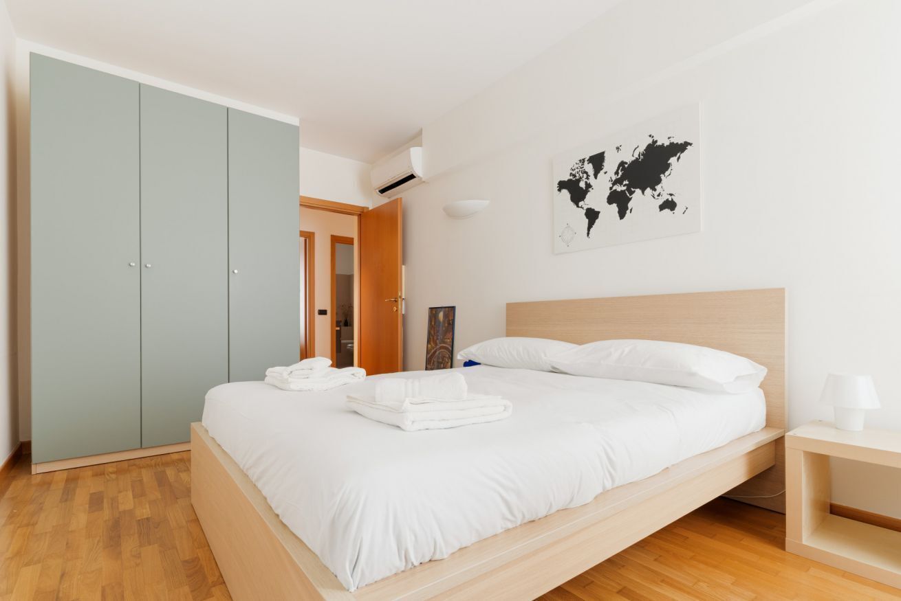 2 habitaciones y tabla de planchar con plancha 