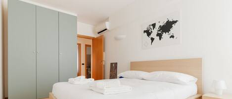 2 habitaciones y tabla de planchar con plancha