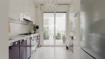 Kühlschrank, Mikrowelle, Geschirrspüler, Toaster