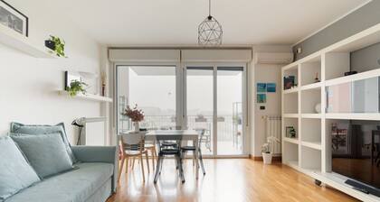 GuestHost - Cozy 93sqm apartment, ideal for groups of 4 people, located on the second floor of a building with an elevator(NOT suitable for disabled people).The accommodation is located in the Milano Santa Giulia district, a residential area away from th