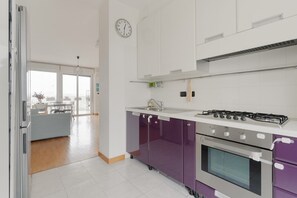 Fridge, microwave, dishwasher, toaster - GuestHost - Cozy 93sqm apartment, ideal for groups of 4 people, located on the second floor of a building with an elevator(NOT suitable for disabled people).The accommodation is located in the Milano Santa Giulia district, a residential area away from th (Milan)