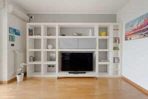 Living area - GuestHost - Cozy 93sqm apartment, ideal for groups of 4 people, located on the second floor of a building with an elevator(NOT suitable for disabled people).The accommodation is located in the Milano Santa Giulia district, a residential area away from th (Milan)