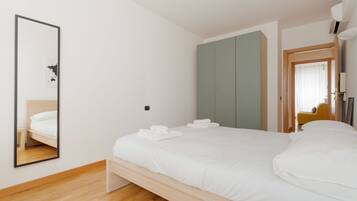 2 habitaciones y tabla de planchar con plancha