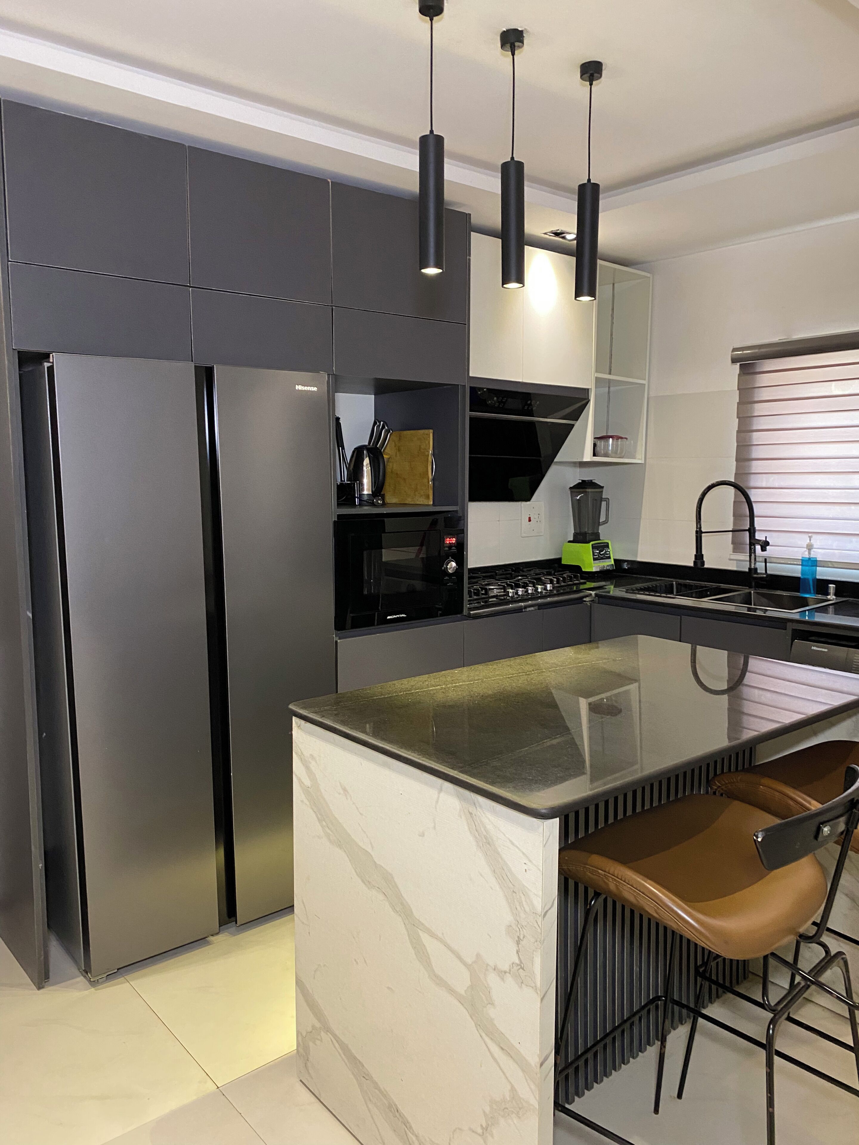 Appartement, 3 slaapkamers, balkon | Privékeuken | Een koelkast met diepvriezer, een microgolfoven, een oven, een kookplaat