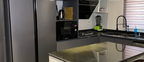 Appartement, 3 chambres, balcon | Cuisine privée | Réfrigérateur grande capacité avec congélateur, four à micro-ondes