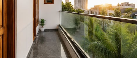Habitación Deluxe, vista a la ciudad | Balcón