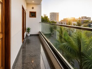 Habitación Deluxe, vista a la ciudad | Balcón