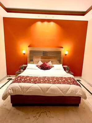 Laptop workspace, free WiFi - Tamarind Leaf Residency (Noida)