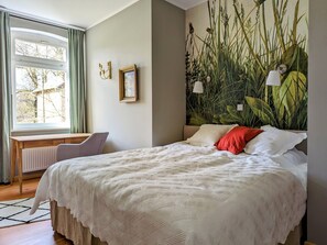 Tabla de planchar con plancha, wifi, ropa de cama