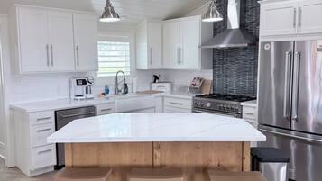 Réfrigérateur, four à micro-ondes, un four, surface de cuisson