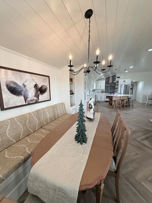 Smart TV - Private Hilltop Estate Near Round Top - Main House, Guest House & Barn (Fayetteville)